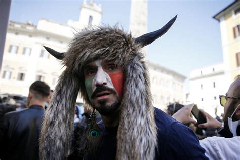 Sciamano a Roma, chi è Hermes Ferrari il manifestante travestito 